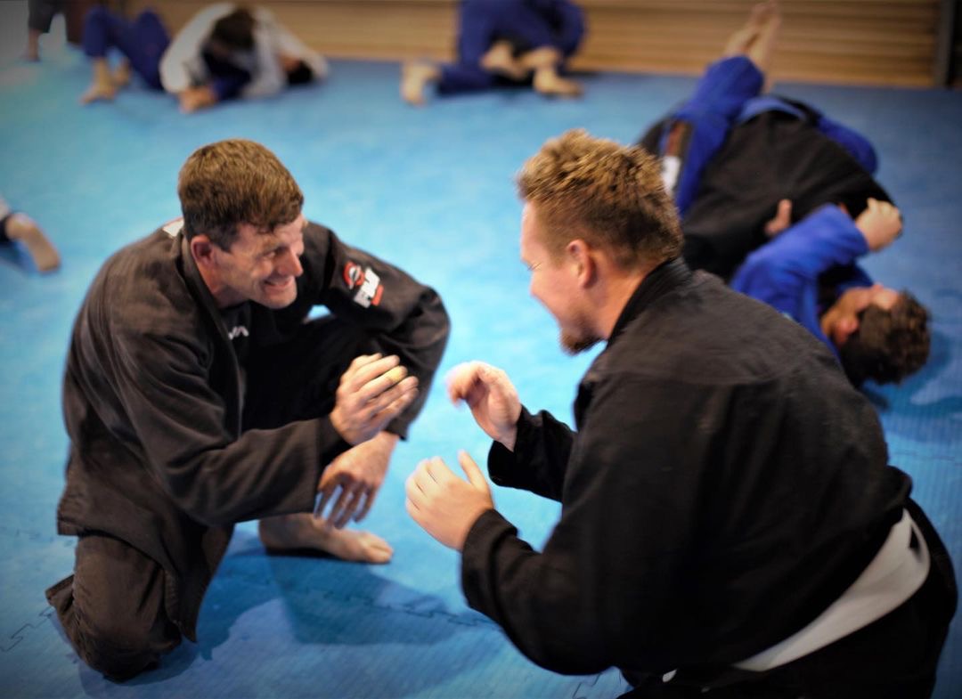 I know a lot of people say that BJJ is way more efective than JJJ, but wouldn't these particular moves in this video (from JJJ) work better on a street fight/no-rules fight