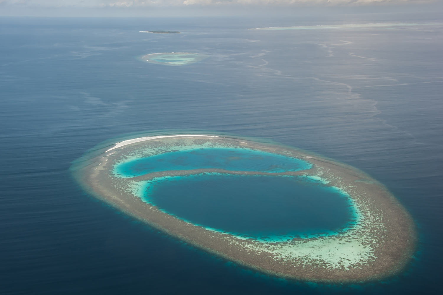 Индийский океан форма. Атолл коралловый остров в океане карта. Атолл бикини коралловые рифы. Тромлен остров в индийском океане. Внешнее кольцо атолла.